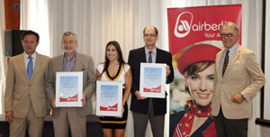 Inmaculada Almeida, Directora General del Grupo Almeida Viajes, con el resto de premiados y responsables de la compañía aérea.