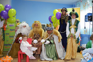 Los Reyes Magos visitan el Hospital de Mérida acompañados de La Botica de los Perfumes