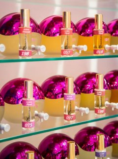 Equivalenza.  Es la marca española líder especialista en perfume, cosmética y aroma de alta calidad a precios inteligentes