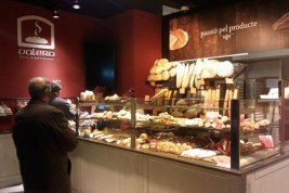 Franquicia VALERO. El punto de venta está dedicada a la venta de pan, bollería, pastelería y gamas complementarias.
